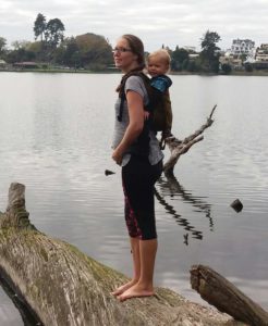 18 weeks pregnant and off on a 4km walk in our Soul Slings onbuhimo.